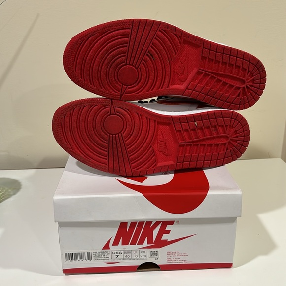 Air Jordan 1 OG - Picture 2 of 4